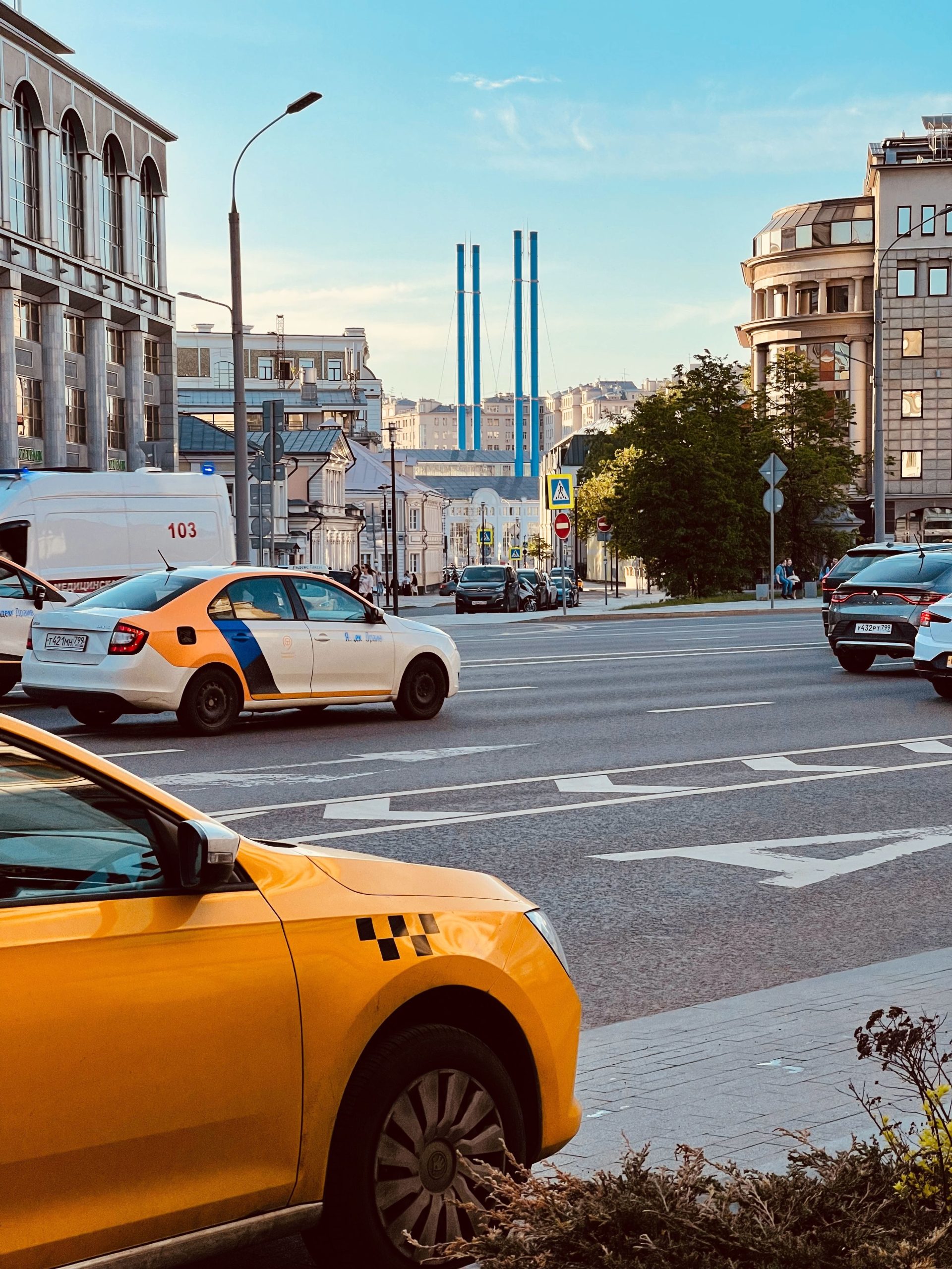 Stadtansicht in Moskau mit fahrenden und parkenden Fahrzeugen, darunter Taxis.
