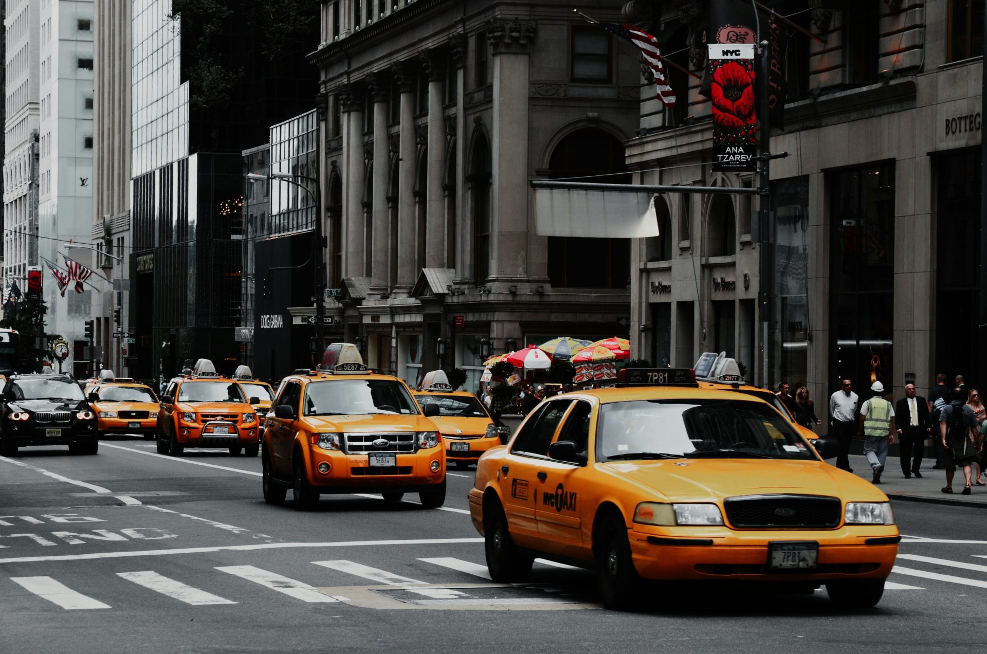 eine Gruppe von Taxis auf einer Stadtstraße
